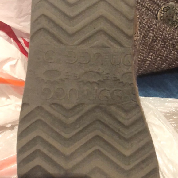 2 pairs of ugg boots - Picture 4 of 8